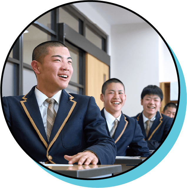 笑顔で授業を受ける男子学生