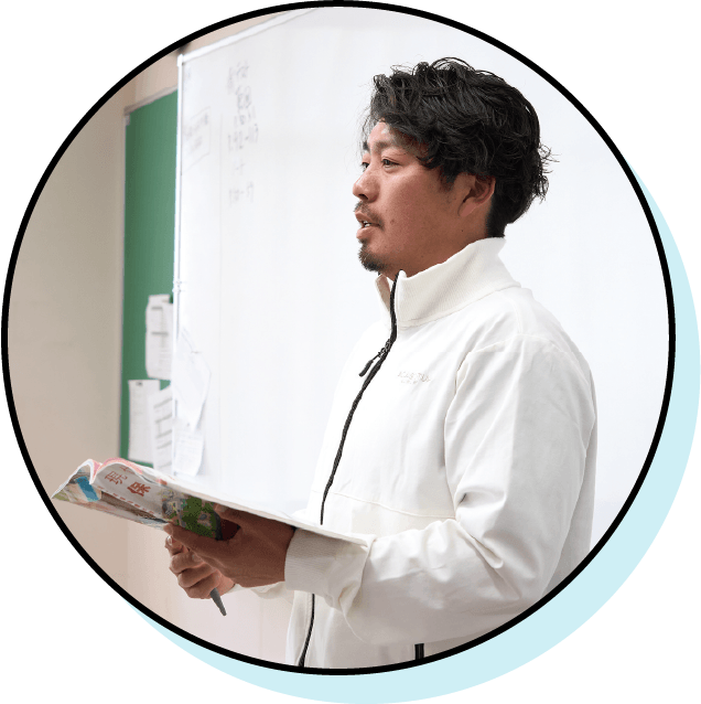 教室で授業を教える先生