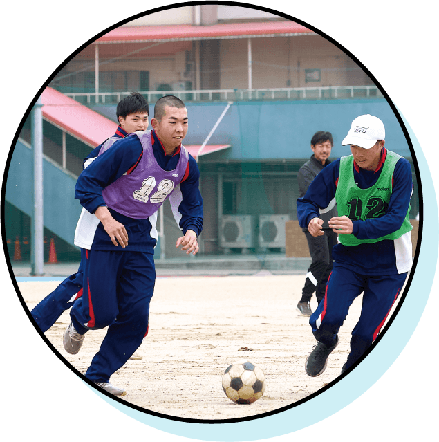 サッカーをする学生