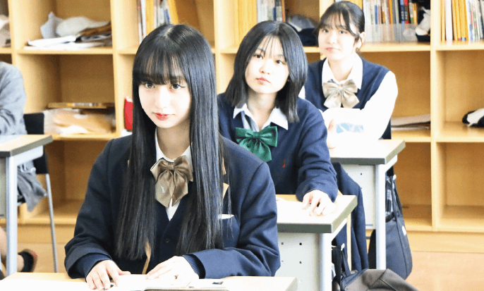 授業を受ける3人の生徒
